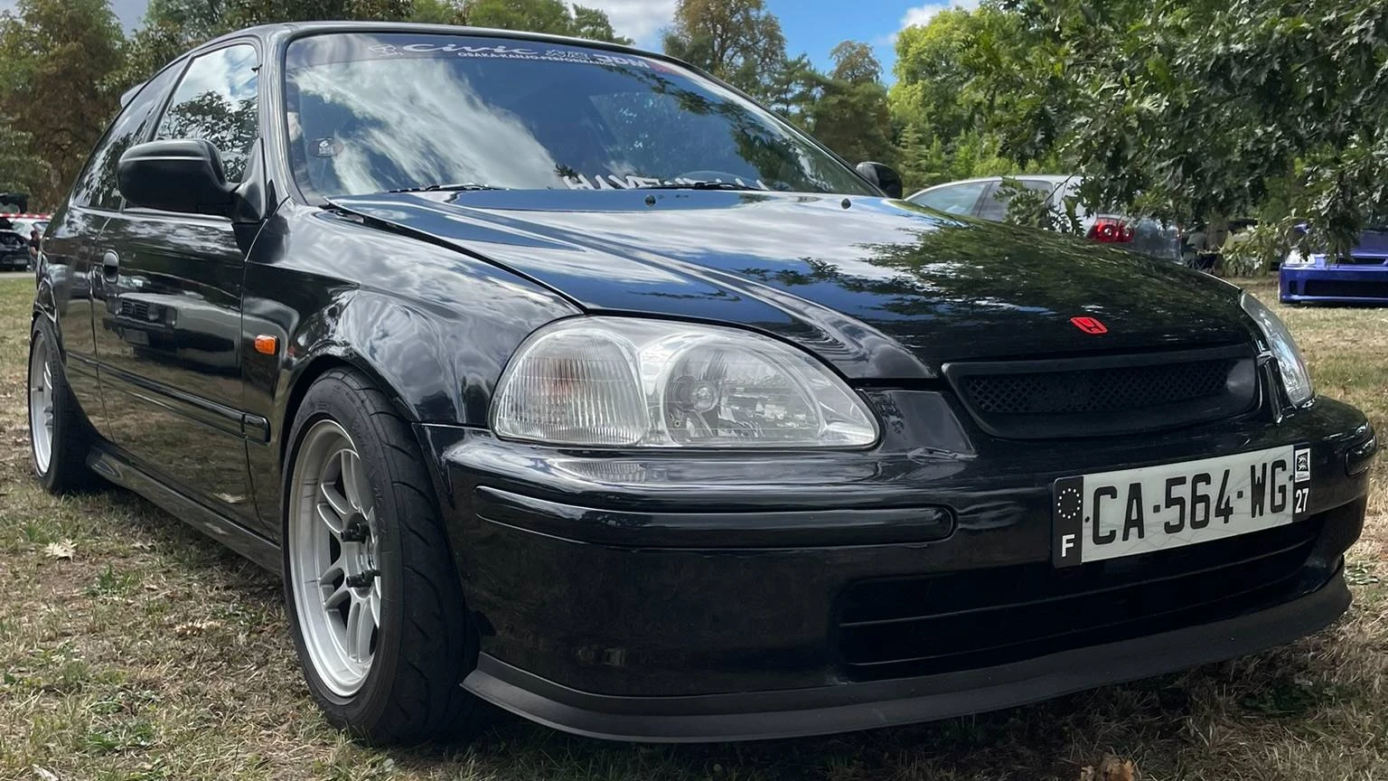 Front side view of a stanced black 1996 Honda Civic 1.4