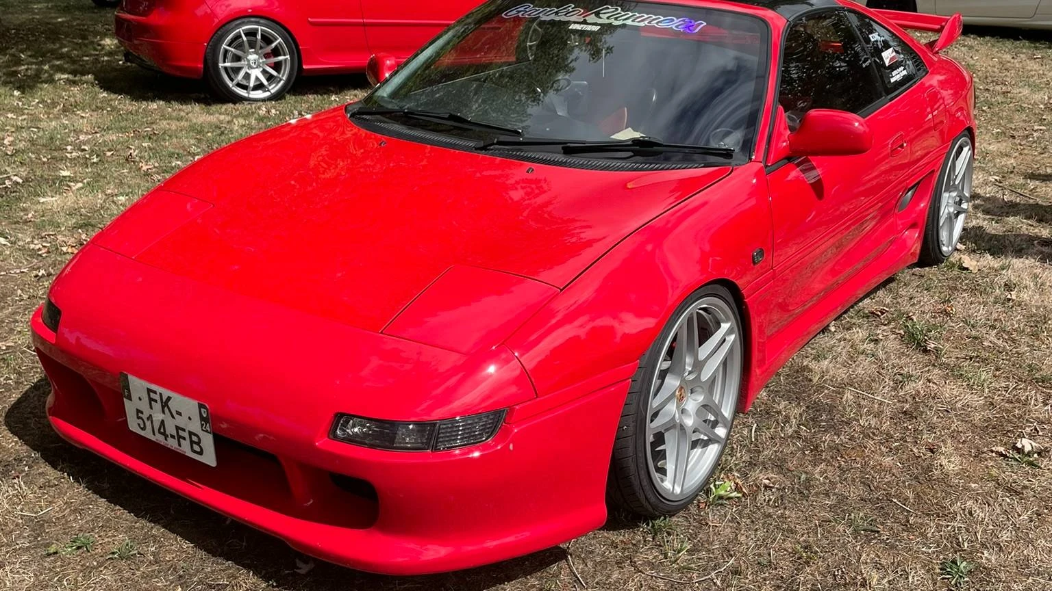 Front side view of a stanced red 1999 Toyota MR2