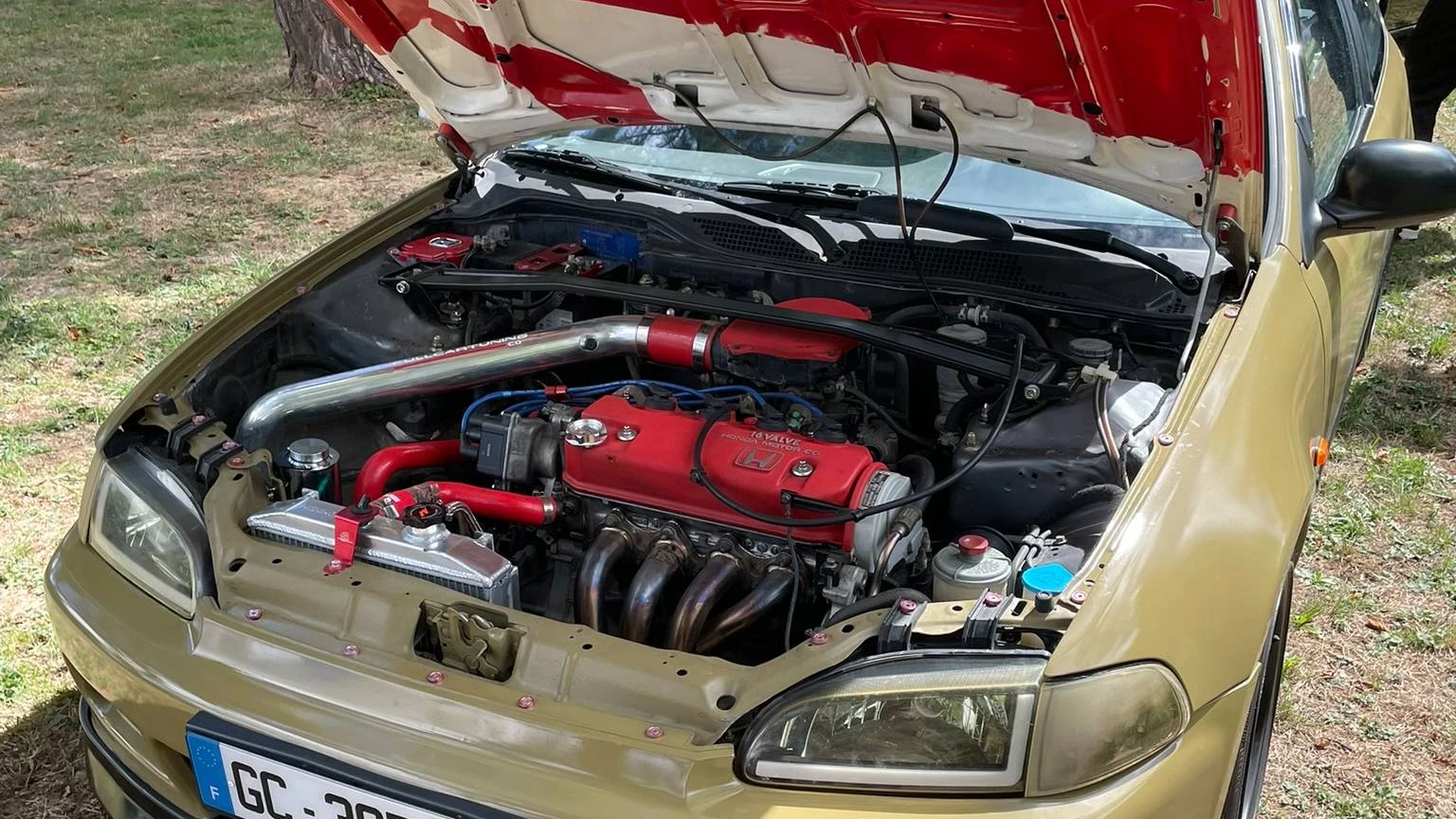 Front side view of a stanced camel 1992 Honda Civic 5 with an open hood