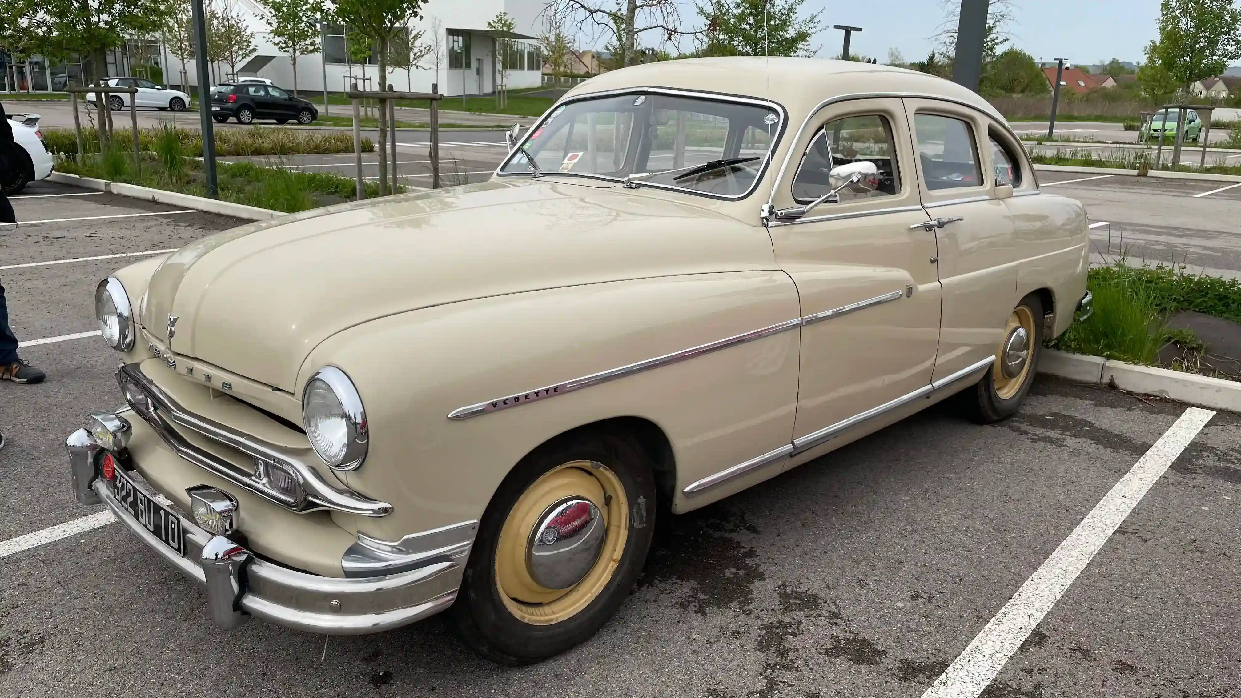 A parked beige Ford Vedette
